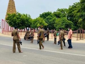 நல்லூரில் பொலிஸாருக்கும் மக்களுக்கும் இடையில் முறுகல்!! 4 FB IMG 1628847546712