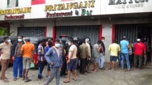 மதுபான சாலைகள் திறப்பு! - அலைமோதும் மக்கள் கூட்டம் 1 111