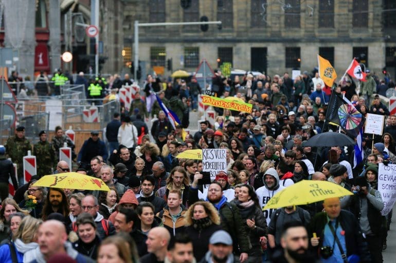 2021 11 20T143021Z 1752548812 RC2EYQ9JWLCN RTRMADP 3 HEALTH CORONAVIRUS NETHERLANDS PROTESTS