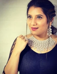 சிறுவயதில் இவ்வளவு அழகா? வைரலாகும் பிக்பாஸ் பிரபலத்தின் புகைப்படம் !! 8 p10 jpg