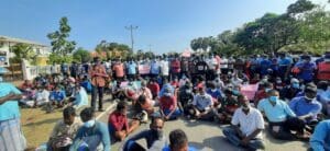 டக்லஸை கண்டுகொள்ளாத மீனவர்கள்! - போராட்டத்தால் அதிர்ந்த மருதங்கேணி பிரதேச செயலகம் 3 20220201 093545