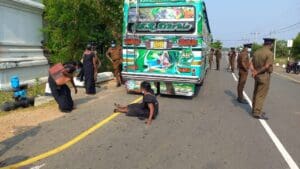 போராட்டத்துக்கு வந்த மக்கள் வீதியில் வழிமறிக்கப்பட்டு பொலிஸார் அடாவடி! - மட்டுவில் பகுதியில் பதற்றம் 8 3 10