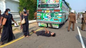 போராட்டத்துக்கு வந்த மக்கள் வீதியில் வழிமறிக்கப்பட்டு பொலிஸார் அடாவடி! - மட்டுவில் பகுதியில் பதற்றம் 9 3 14