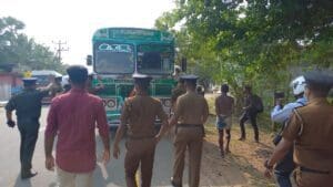 போராட்டத்துக்கு வந்த மக்கள் வீதியில் வழிமறிக்கப்பட்டு பொலிஸார் அடாவடி! - மட்டுவில் பகுதியில் பதற்றம் 11 3 9