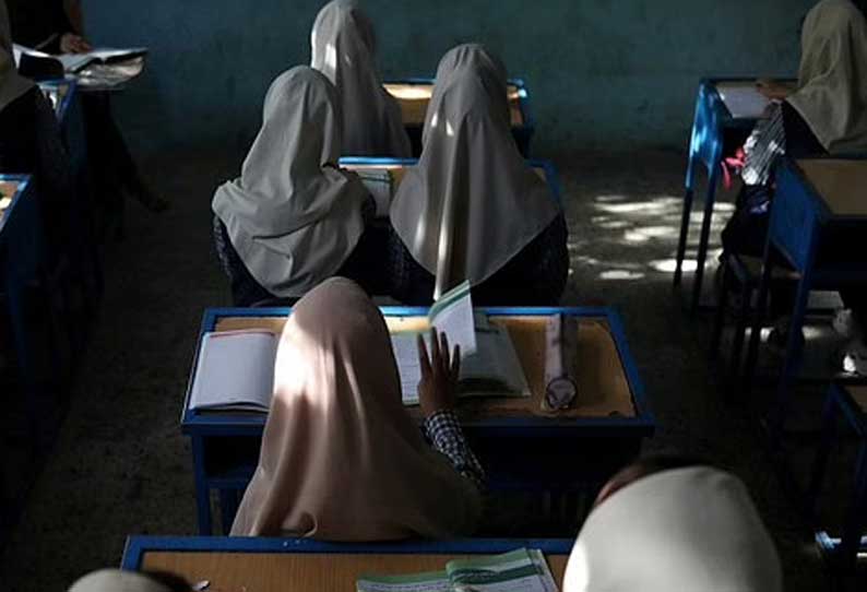 மாணவிகள் ஹிஜாப் அணியாததால் பள்ளியை மூடிய தலீபான்கள்! 1 ஆப்கானிஸ்தானில் மாணவிகள் ஹிஜாப் அணியாததால் பள்ளியை மூடிய தலீபான்கள்