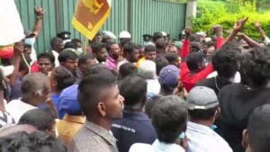 லிந்துலையிலும் அரசுக்கு எதிராக போராட்டம்! 3 WhatsApp Image 2022 04 28 at 6.12.34 PM 4