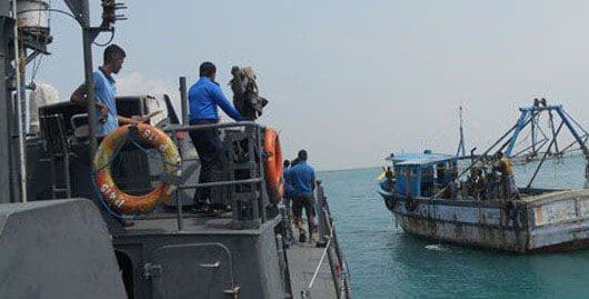 கடற்படையின் இரு படகுகள்