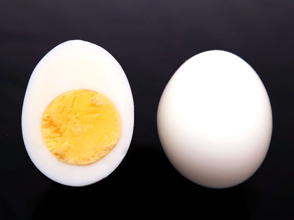 opt aboutcom coeus resources content migration serious eats seriouseats.com recipes images 2014 04 20140430 peeling eggs 10 881edbf646524e878e32449cb10cd742