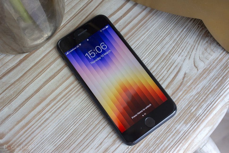 160376 phones review apple iphone se 2022 review product shots image25 w8dhxvi3zs