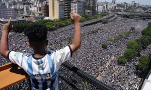 உலகக் கோப்பை வெற்றியை கொண்டாடிய அர்ஜென்டினா - கடல் அலையென திரண்ட 40 லட்சம் ரசிகர்கள் 5 1810280 argentina 1