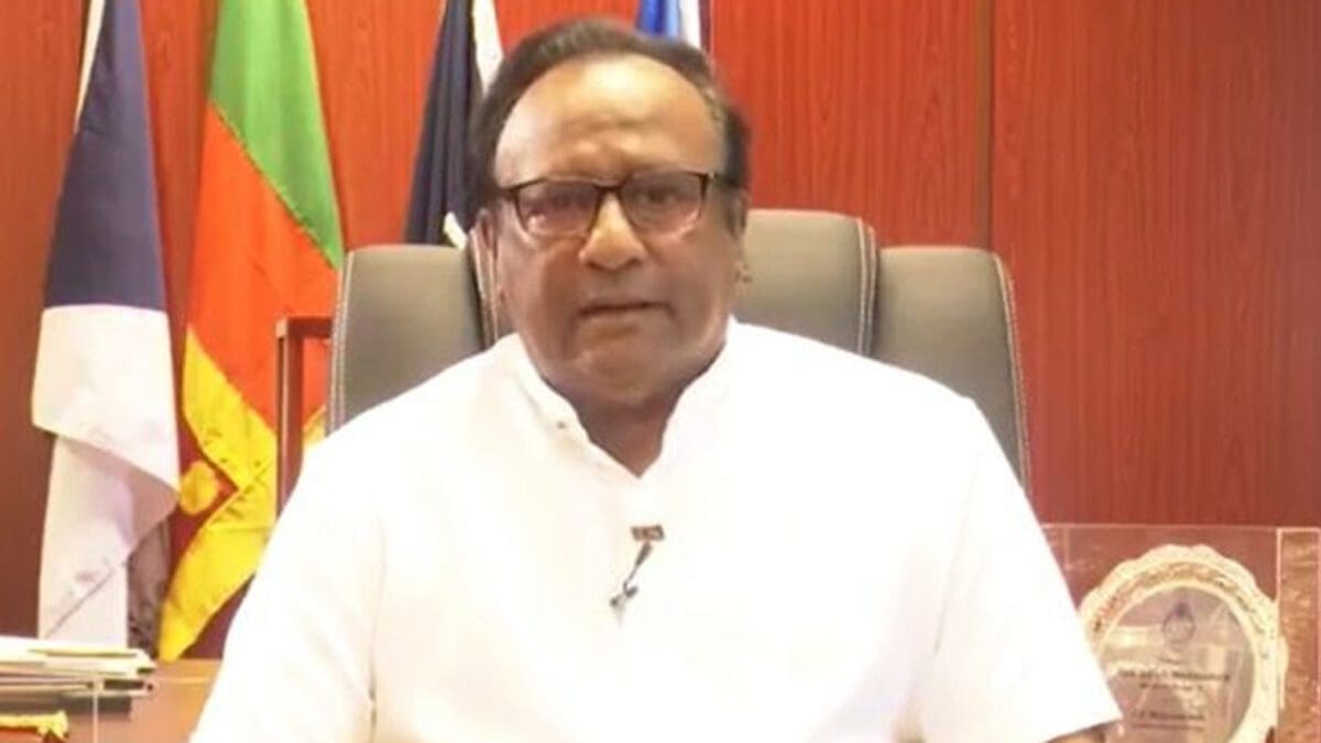 விடுதலைப் புலிகள் அமைப்பின் தலைவரிடம் பணயக் கைதிகளாக இருந்த தமிழர்கள்!