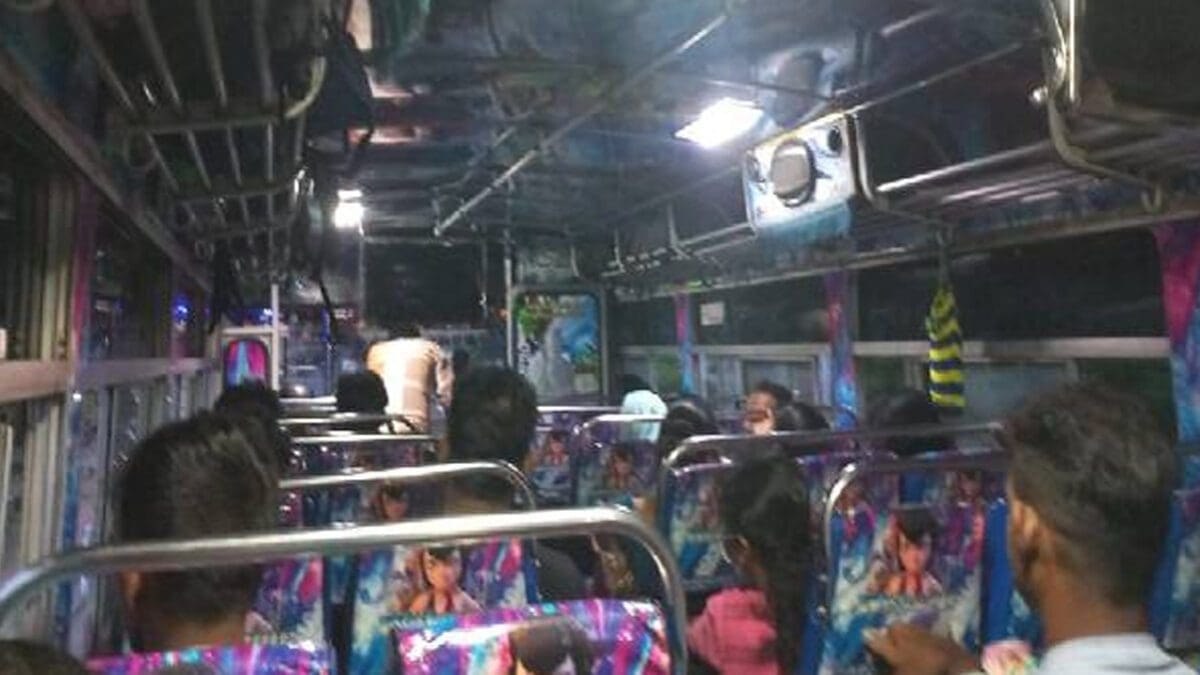 உயிரை கையில் பிடித்துக்கொண்டு பயணம் செய்யும் பயணிகள்