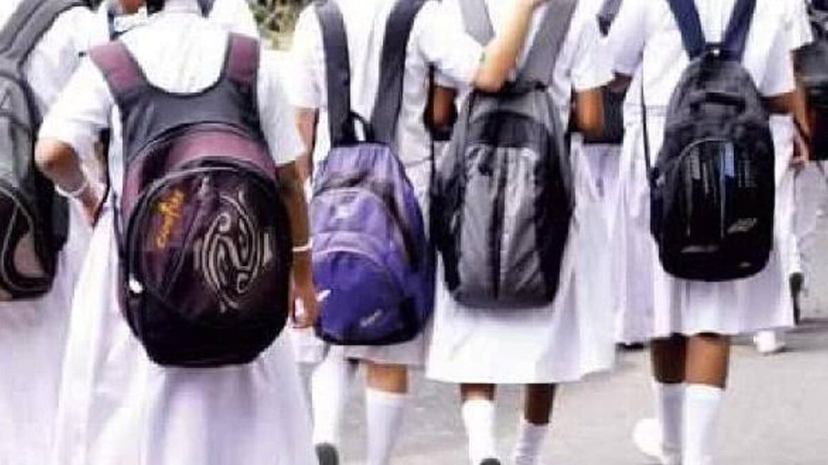 முல்லைத்தீவில் அதிபரின் மகனின் திருமண வைபவத்தால் நேரத்துடன் வீட்டுக்கு அனுப்பப்பட்ட மாணவர்கள்