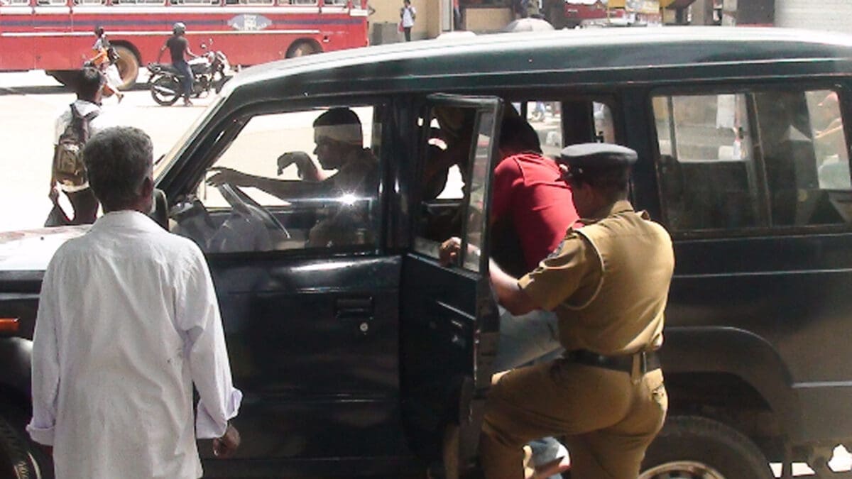 மதுபானம் அருந்துவிட்டு பாடசாலைக்கு வந்த மாணவியால் குழப்ப நிலை