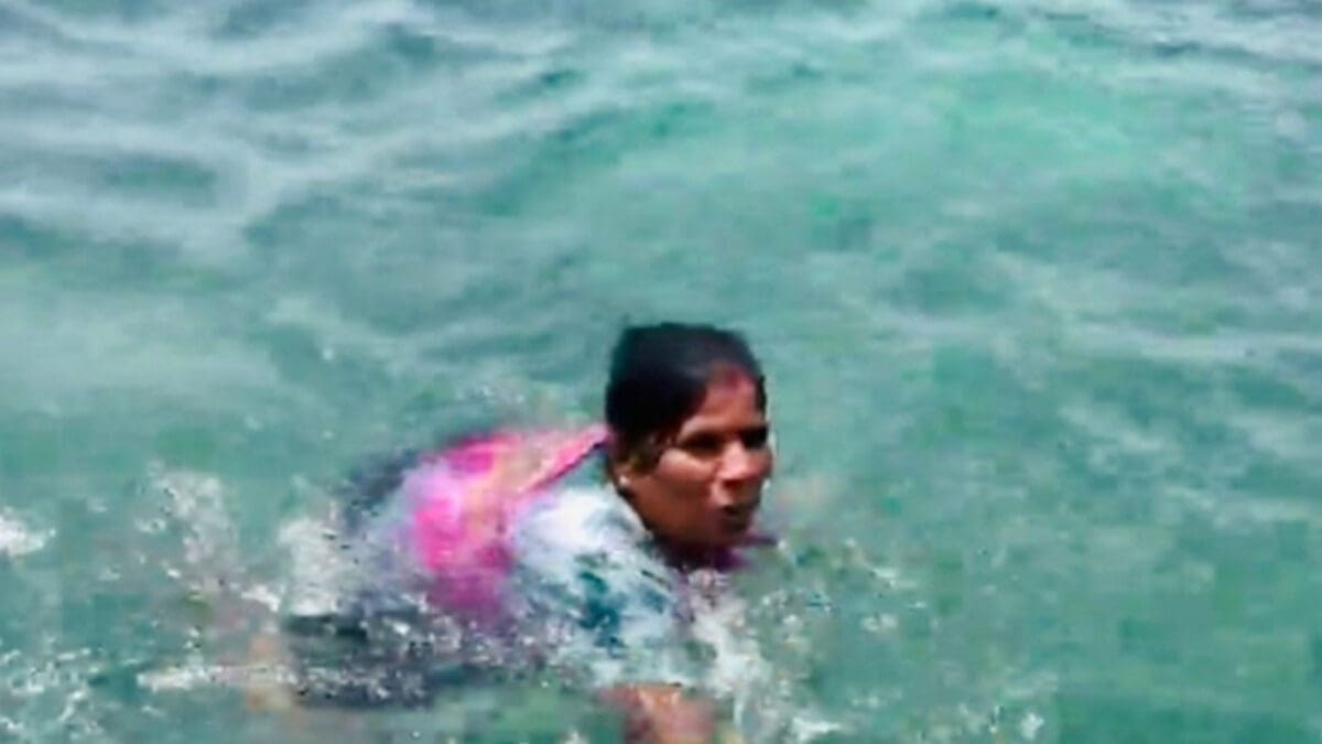 யாழில் ஒரு கடல் மைல் தூரத்தை நீந்திக் கடந்த 56 வயது பெண்