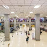 குடும்பத்துடன் நாடு திரும்பியவர் விமான நிலையத்தில் கைது 3 tamilni 302