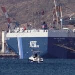 இந்தியா நோக்கி புறப்பட்ட இஸ்ரேலிய சரக்கு கப்பல் ஹவுதி கிளர்ச்சியாளர்களால் சிறைபிடிப்பு 5 tamilni 303