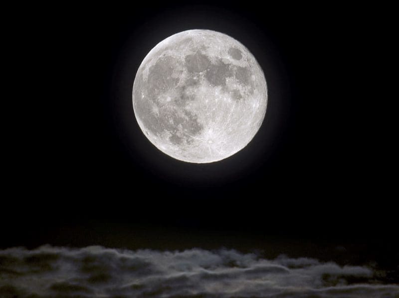 Seronik Moon and clouds 800x599 1