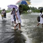 சீரற்ற காலநிலை பாதிப்பு: 18 மாவட்டங்கள் பாதிப்பு; மண்சரிவு எச்சரிக்கை நீட்டிப்பு 5 1732463885 students in flood 6