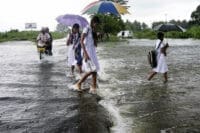 சீரற்ற காலநிலை பாதிப்பு: 18 மாவட்டங்கள் பாதிப்பு; மண்சரிவு எச்சரிக்கை நீட்டிப்பு 6 1732463885 students in flood 6