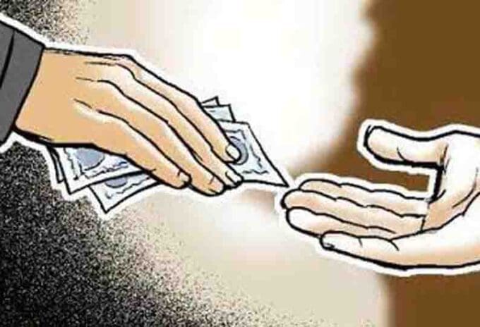 அரச பதவிகளுக்கு கையூட்டு கோரிய முன்னாள் பிரதியமைச்சர் பணியாளர் உட்பட இருவர் கைது! 10 202104130023062602 Bribery SECVPF
