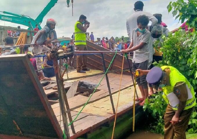 கிண்ணியா புதிய படகுப் பாதை தொடக்க விழாவில் விபத்து: கடலில் கவிழ்ந்த பொக்லைன் இயந்திரம்! 10 24112021 capsized ferry reuters