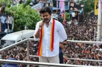 கரூர் சோகச் சம்பவம்: உயிரிழந்த 41 பேரின் குடும்பத்தினரை நாளை மறுநாள் மாமல்லபுரத்தில் விஜய் சந்திக்கிறார்! 12 25 68fc8c23901e1