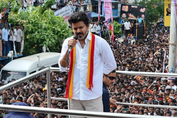 கரூர் சோகச் சம்பவம்: உயிரிழந்த 41 பேரின் குடும்பத்தினரை நாளை மறுநாள் மாமல்லபுரத்தில் விஜய் சந்திக்கிறார்! 16 25 68fc8c23901e1