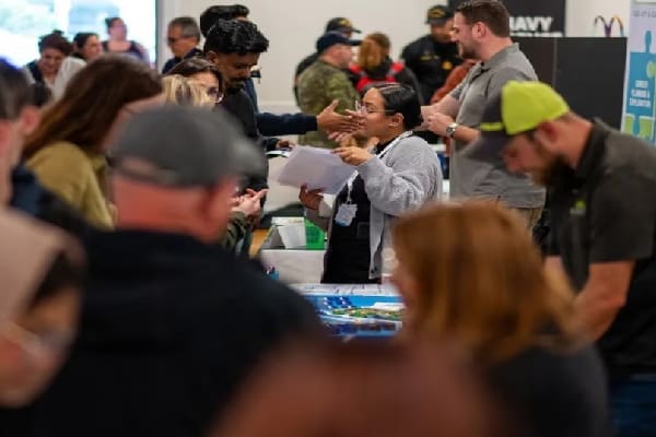 கனடாவில் நிரந்தர குடியுரிமை பெற இருப்பவர்களுக்கு வெளியான மகிழ்ச்சித் தகவல் 11 25 690332f7d691e