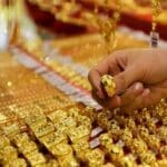 தங்கத்தின் விலையில் தலைகீழ் மாற்றம்: ஒரே வாரத்தில் ரூ. 77,000 குறைவு! 3 gold01