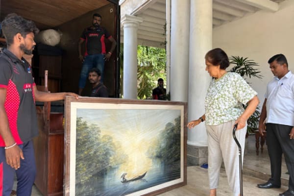 உத்தியோகபூர்வ இல்லத்தை விட்டு சந்திரிகா வெளியேற்றம்: உடைமைகளை மூட்டை கட்டும் படங்கள் வெளியீடு! 10 25 6905eb3e5c516