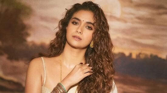 Keerthy Suresh white saree 4 1738660296537 1738660296714