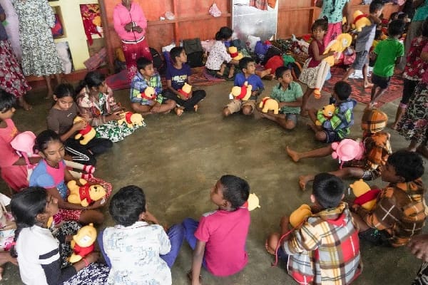 அனர்த்தத்தில் பெற்றோரை இழந்த குழந்தைகள்: சட்டவிரோத செயல்களுக்குப் பயன்படுத்த முயற்சிக்கும் நபர்கள் குறித்து பொலிஸ் எச்சரிக்கை! 1 25 693eaea2b8d79