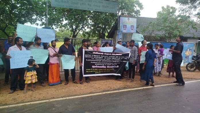 ஊழல் குற்றச்சாட்டு: கிளிநொச்சி மாசார் அ.த.க. பாடசாலை அதிபருக்கு எதிராகப் பெற்றோர் மற்றும் பழைய மாணவர்கள் போராட்டம்! 1 IMG 20251217 WA0029 696x392 1