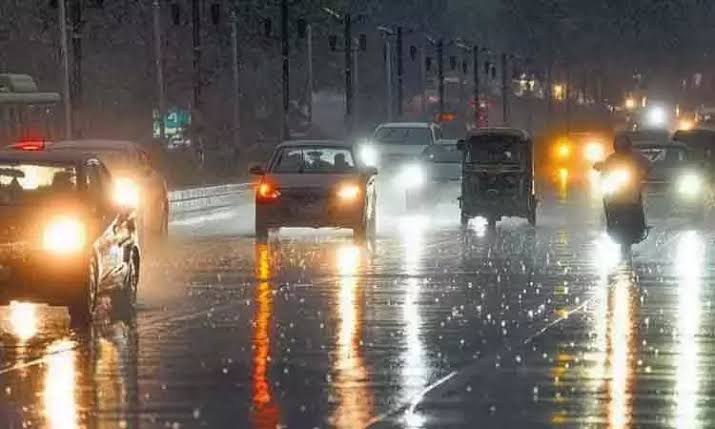 கொழும்பில் இடி மின்னலுடன் கனமழை: வீதிகளில் வெள்ளம் கரைபுரண்டு ஓடுகிறது! 1 images 10 1