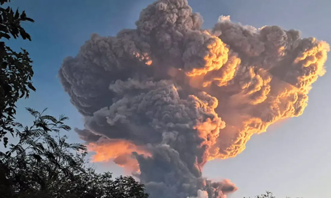 இந்தோனேஷியாவில் வெடிக்கத் தயாராகும் பர்னி தெலோங் எரிமலை: ஆயிரக்கணக்கான மக்கள் வெளியேற்றம்! 1 14487583 indonesia