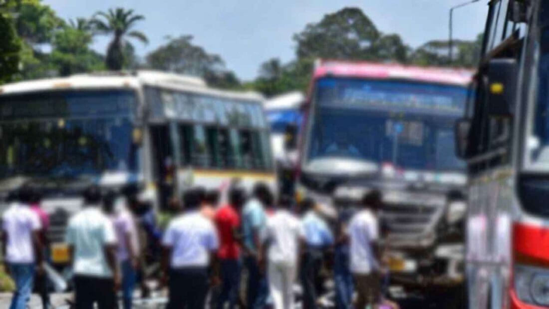 பிபில - பதுளை வீதியில் கோர விபத்து: இரண்டு பேருந்துகள் மற்றும் லொறி மோதி 20 பேர் காயம்! 1 MediaFile 9 3