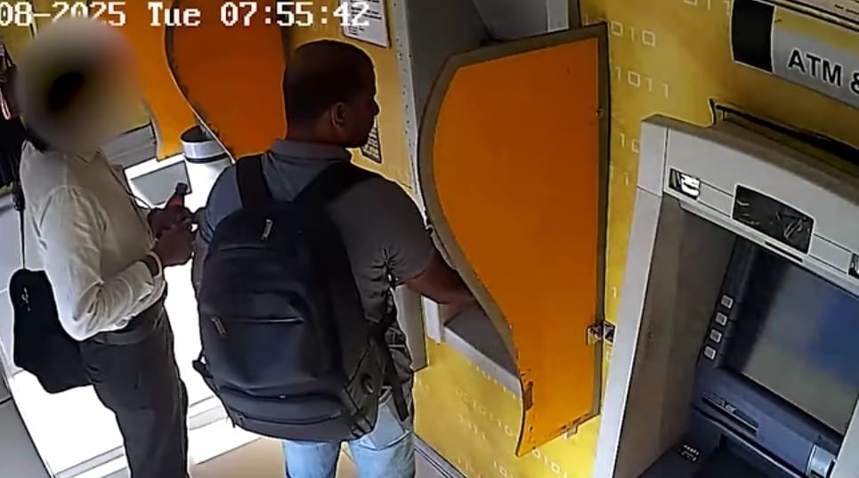 முதியவர்களுக்கு உதவுவது போல் நடித்து வங்கி அட்டைத் திருட்டு: பொலன்னறுவை நபர் களுத்துறையில் கைது! 1 Screenshot 20251211 014558 Facebook