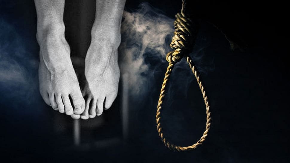 kalaignarseithigal 2019 08 f231715c ebb2 408a b451 0e3209a28d68 hanging