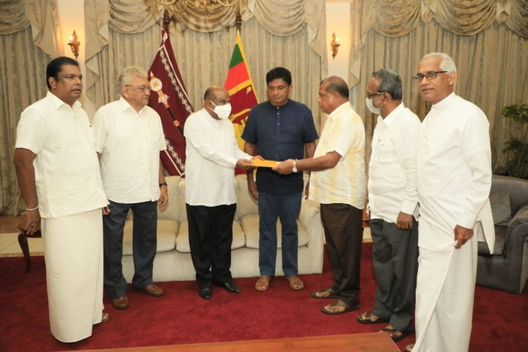 நம்பிக்கையில்லாப் பிரேரணைகள் சபாநாயகரிடம் கையளிப்பு 1