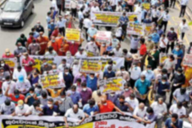 நாடு பூராகவும் தொழிற்சங்க நடவடிக்கை ஆரம்பம்! 1 Protest L