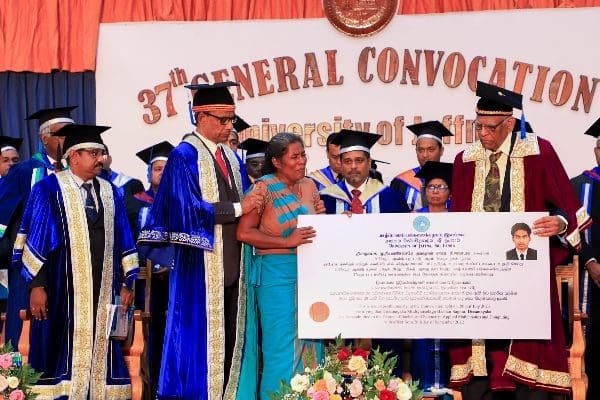 கண்ணீருடன் பட்டத்தை வாங்கிய தாய!! மனதை உருக்கும் சம்பவம்