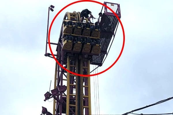 ரோலர் கோஸ்டர் உச்சியில் சிக்கிய 8 பேர்!! லண்டனில் பரபரப்பு