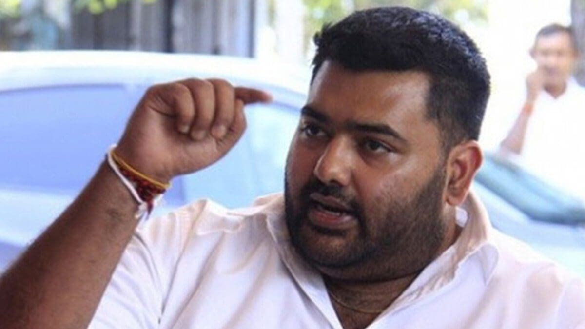 குழந்தையின் சடலத்துடன் காத்திருந்த தாய்: அங்கஜன் அதிருப்தி 1 குழந்தையின் சடலத்துடன் காத்திருந்த தாய்: அங்கஜன் அதிருப்தி