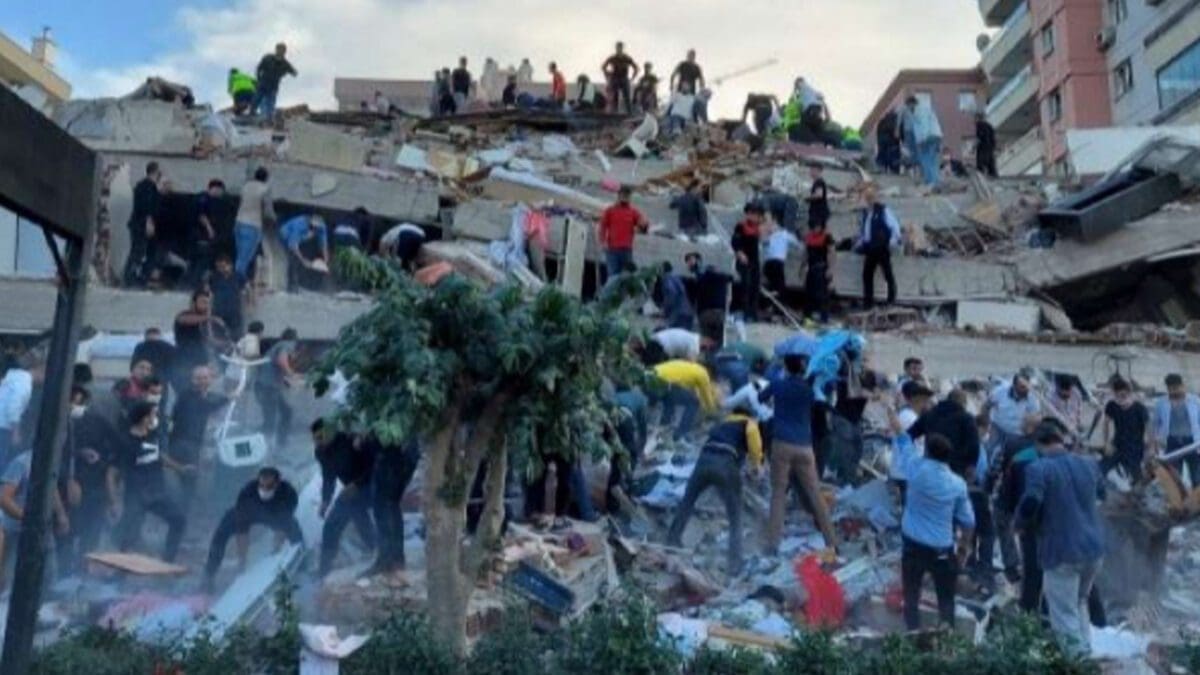 துருக்கியில் திடீரென சக்திவாய்ந்த நிலநடுக்கம்! 1 துருக்கியில் திடீரென சக்திவாய்ந்த நிலநடுக்கம்!