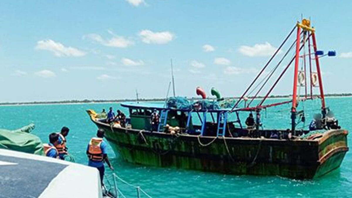 யாழில் அத்துமீறி நுழைந்த இந்திய கடற்தொழிலாளர்கள் கைது 1 யாழில் அத்துமீறி நுழைந்த இந்திய கடற்தொழிலாளர்கள் கைது