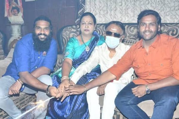தீபாவளி நாளில் ரசிகர்களை சோகத்தில் ஆழ்த்திய விஜயகாந்தின் ஒற்றை புகைப்படம்! 1 IMG 20231112 WA0171